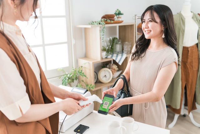 QRコード決済をする女性