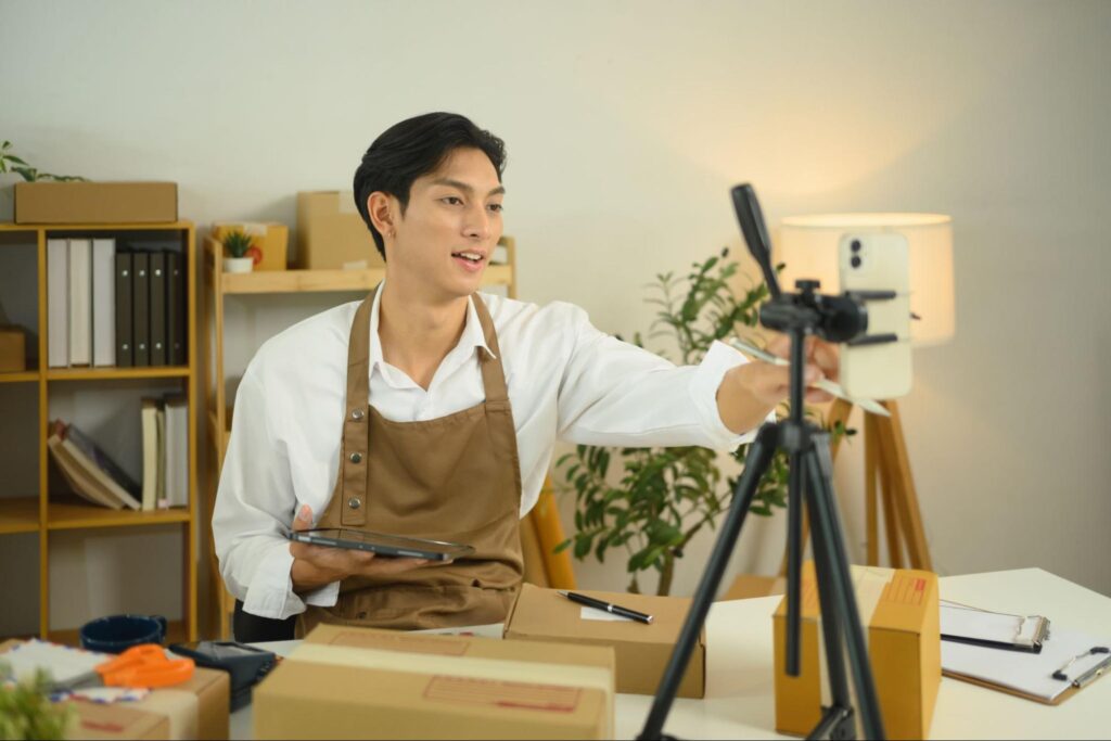 ライブ販売をする男性