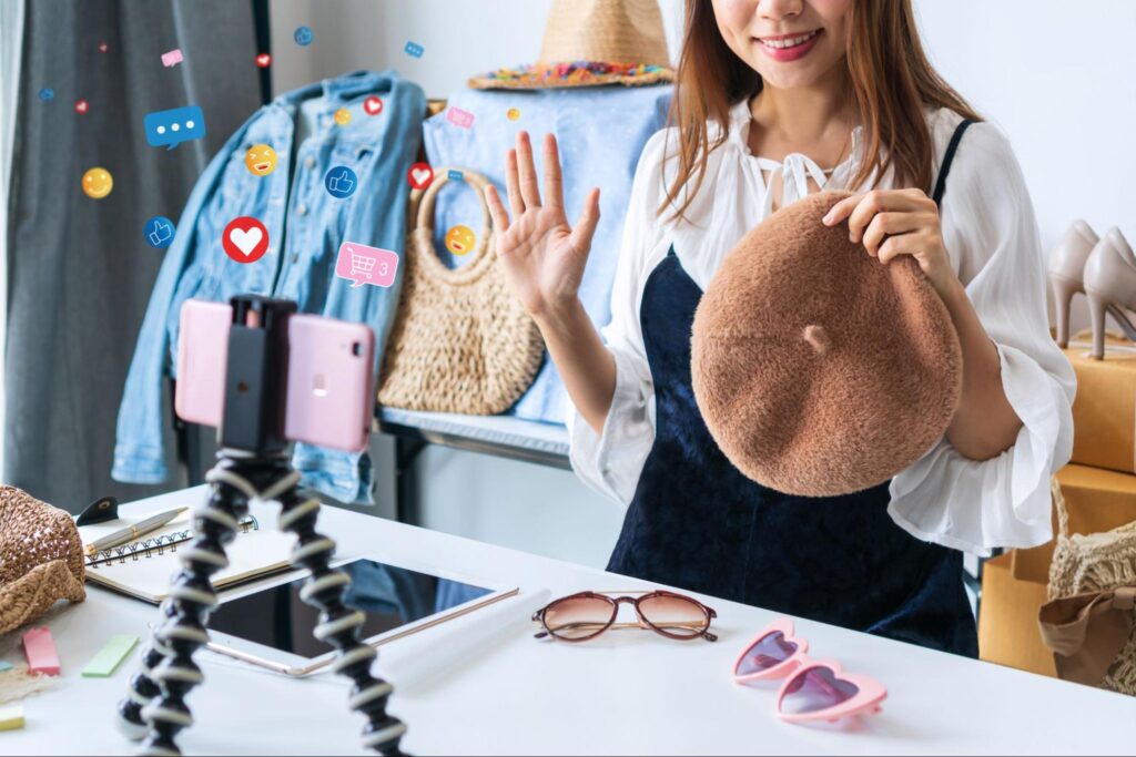 ライブ販売で帽子を手にとっている女性