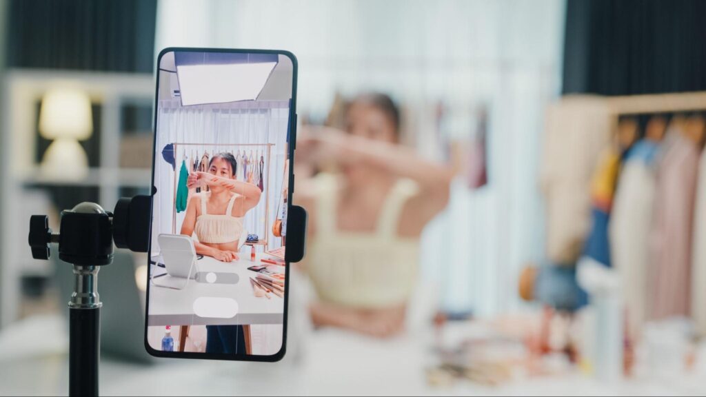 ライブ販売をする女性を写したスマートフォン