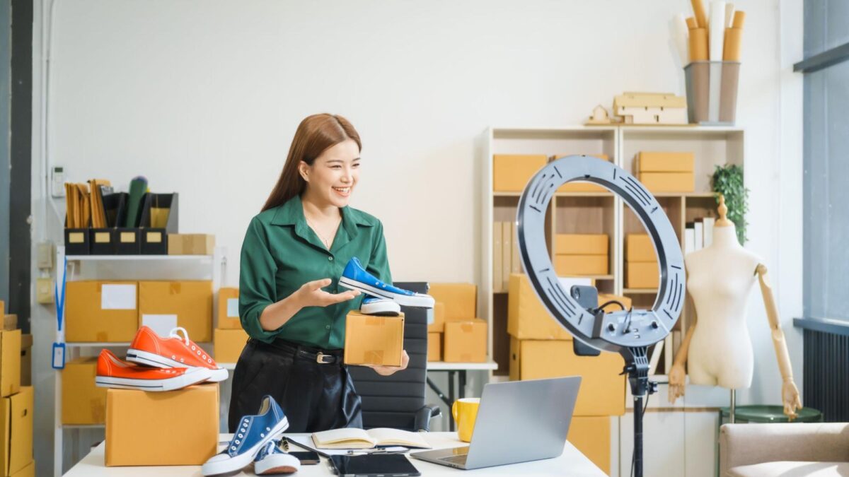 ライブ販売（ライブコマース）とは？国内と越境での販売方法やプラットフォームを紹介