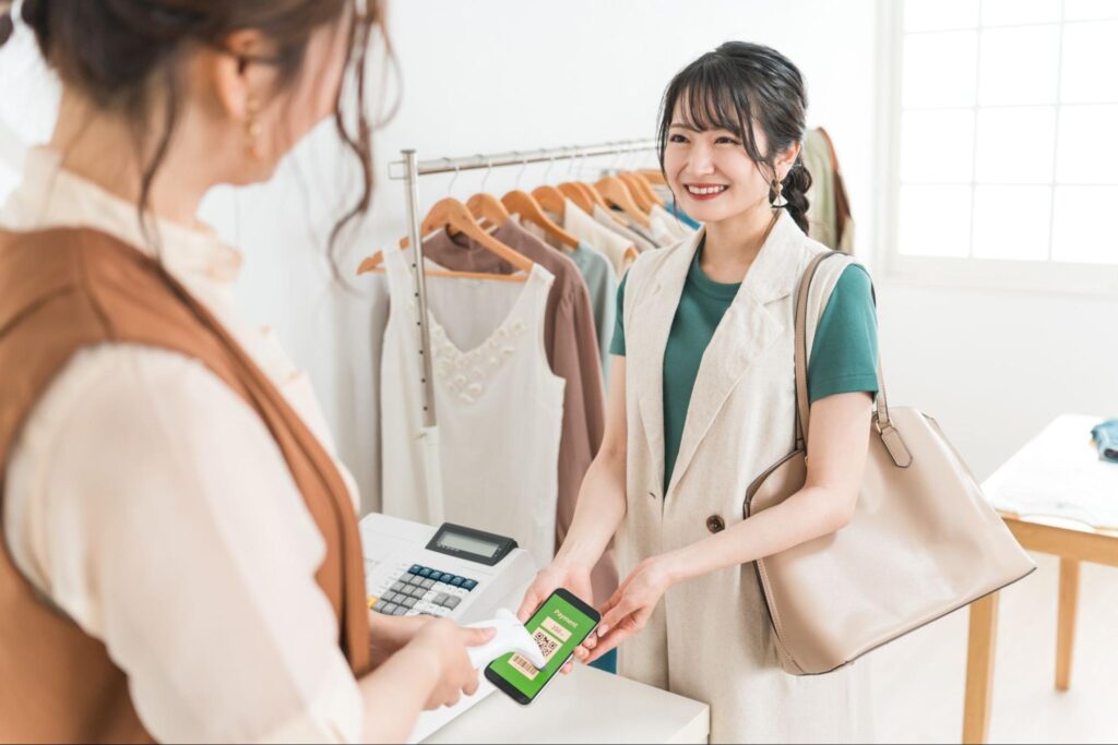 キャッシュレス決済をする女性